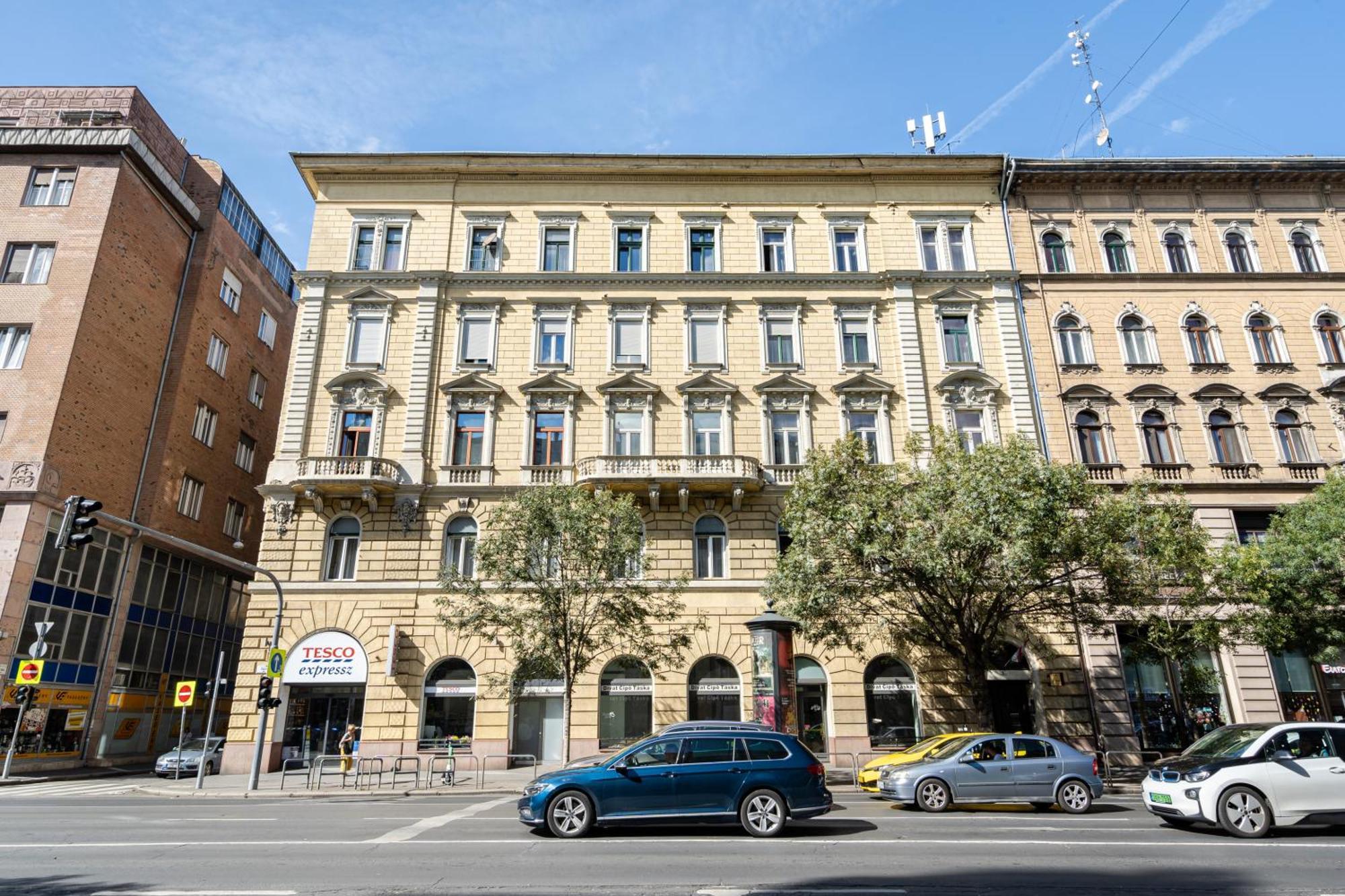 Jungle Design 2bdr Budapest